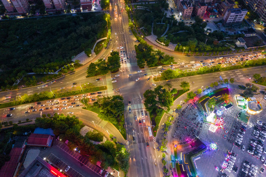 繁忙的十字路口夜景航拍