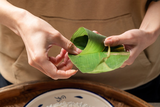 端午节包粽子