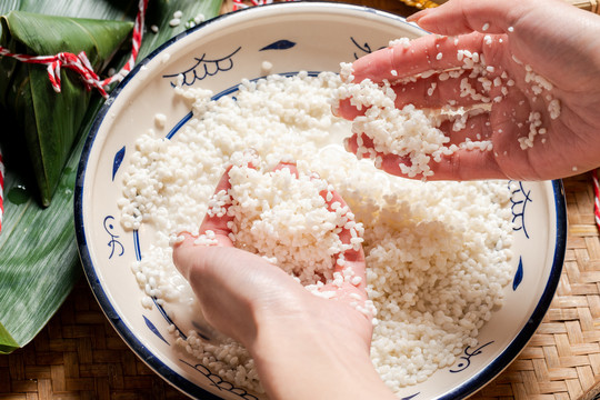 包粽子的过程洗糯米