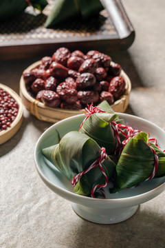 竹篮里的红枣和粽子