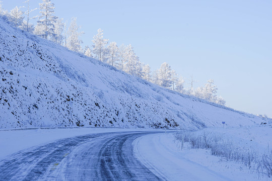 林区冰雪山路