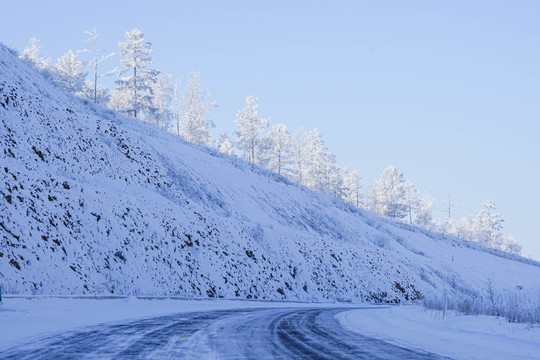 林区冰雪山路