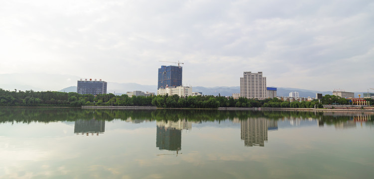 清澈的湖面