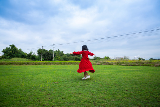 草地上的女子