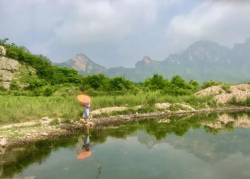 远山平湖伞倒影