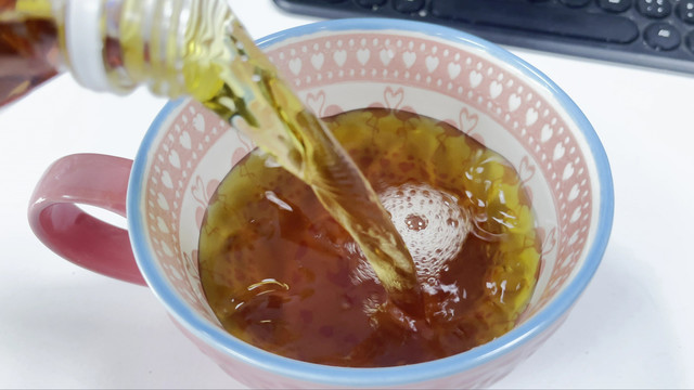 倒水红茶饮料泡沫