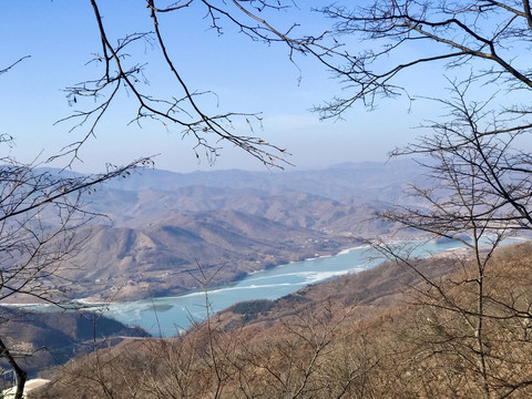 群山携水凝秋日