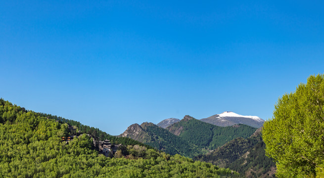 五台山蓝天绿水河流远山