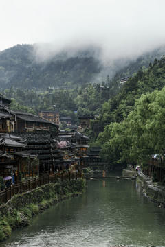 阴雨绵绵的苗寨村落