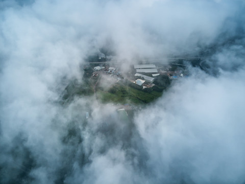 云雾下看村庄田野