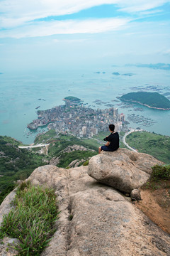 在山顶看海的男孩