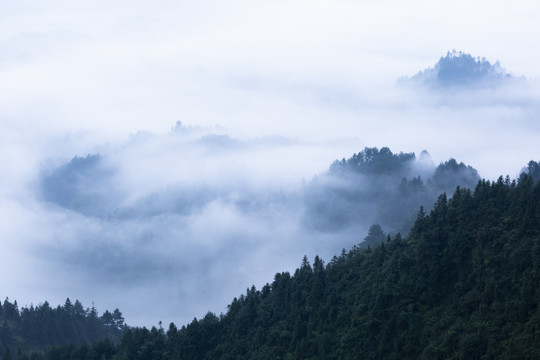 群山晨雾