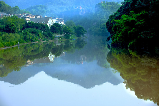 寂静的湖畔