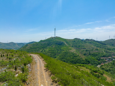 航拍济南章丘九鼎山风车天路