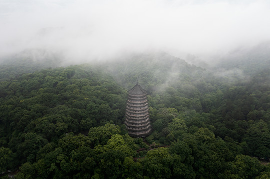 杭州六和塔雨后云雾缭绕