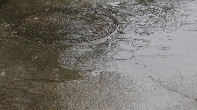 下雨积水城市排水下水道水井