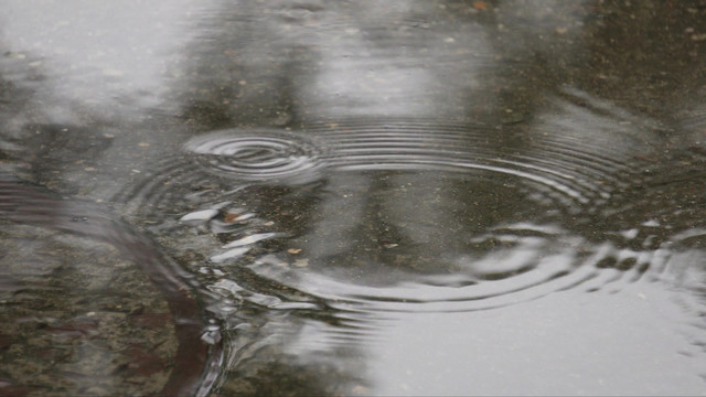 下雨积水水中倒影