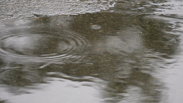 下雨雨点雨滴积水