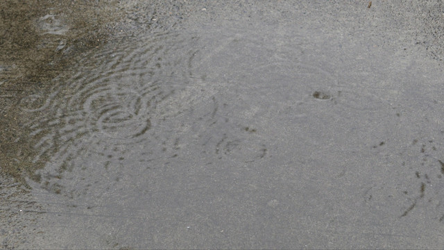 下雨雨点雨滴积水