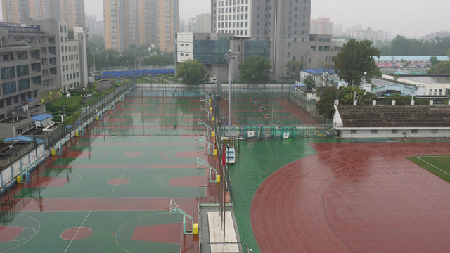 雨中积水操场