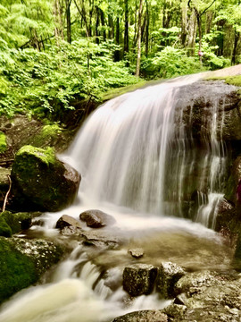 居石问瀑