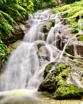 七叠流瀑水莫停