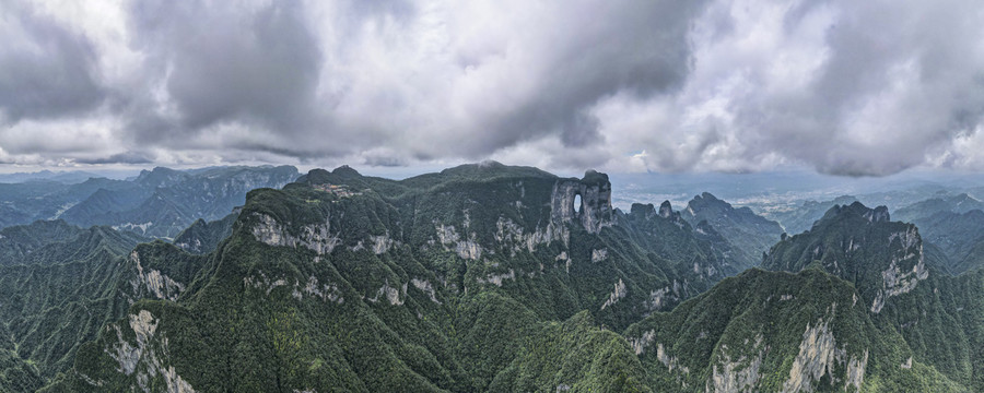 张家界天门山全景图