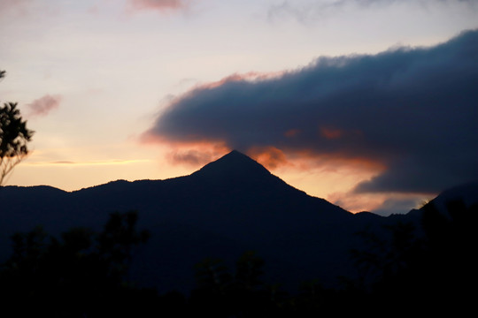 山峰夕阳云彩