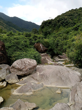 山间溪流岩石