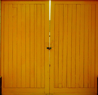 黄色木质门