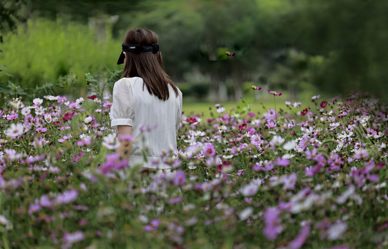 花园中的女人