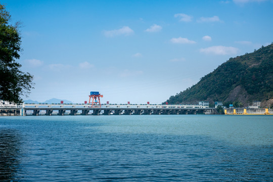 富春江電廠大壩