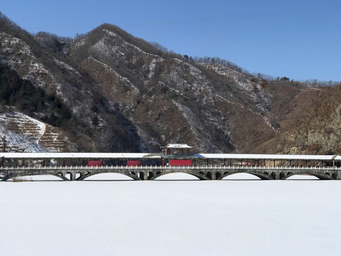 廊桥静雪