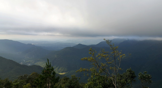 山顶云层