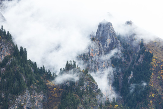 雾绕山峰