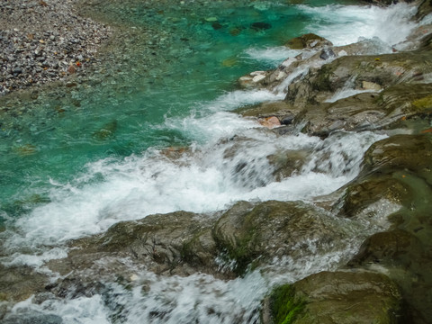 峨眉山溪流