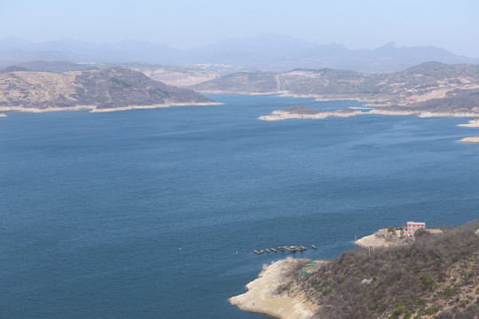 黄河小浪底水库宁静水面