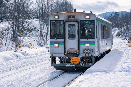 日本北海道美瑛冬天雪中的电车