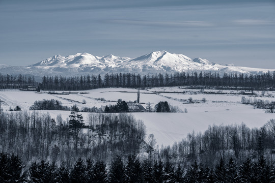 日本北海道白雪茫茫的雪山