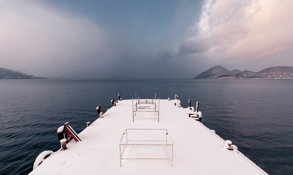 日本北海道火山湖边的船