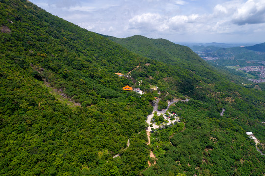 航拍浮山岭山间道路与冼太庙