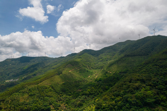 航拍浮山岭山顶风力发电机