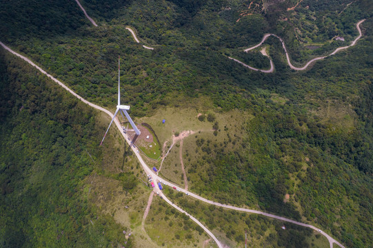 航拍鸟瞰浮山岭巨型风力发电机
