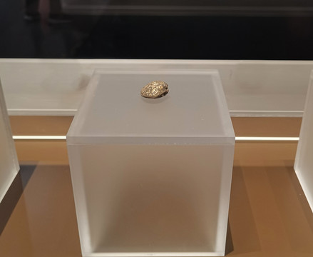 鎏金錾花蛤形银盒
