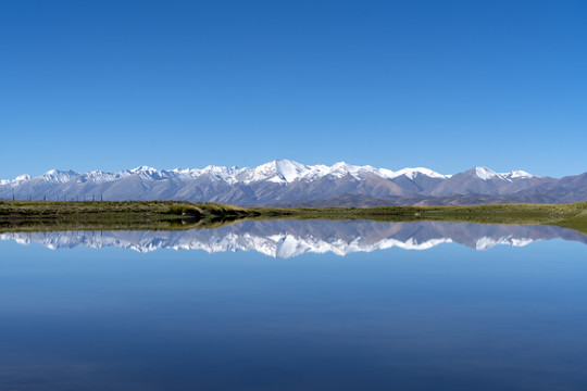 雪山倒影