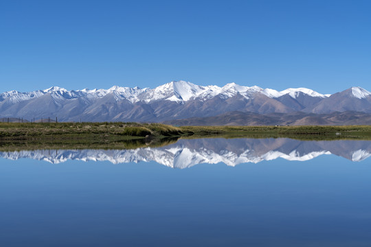 雪山倒影