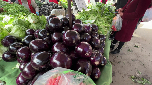 紫皮茄子买圆茄子买菜市场
