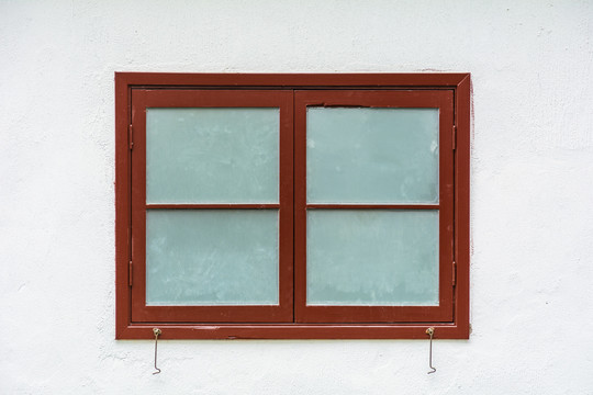 白墙红油漆玻璃木窗