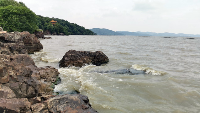 海水拍打在礁石上