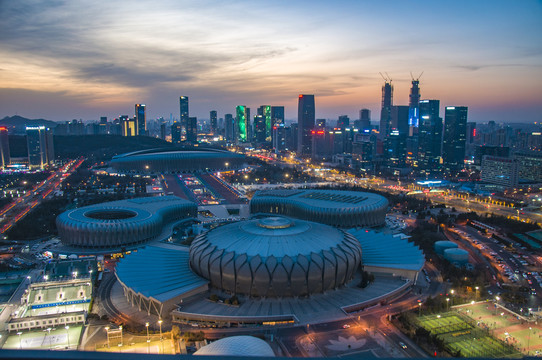 黄昏下的城市夜景